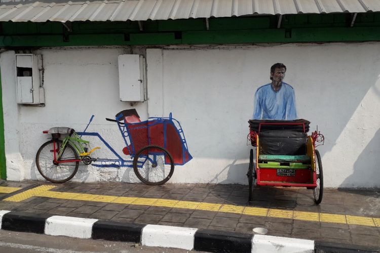 Mural interaktif yang memaduki instalasi becak dan lukisan penarik becak di Kampung Sketsa Tematik, Penjaringan, Jakarta Utara, Selasa (31/7/2018).