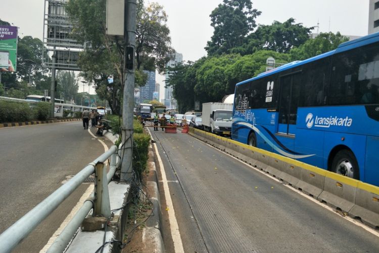 Jalur transjakarta yang berada di sekitar Gerbang Tol Slipi 2 atau di seberang Gedung Badan Pemeriksa Keuangan Republik Indonesia (BPK RI) sempat ditutup menyusul adanya kebakaran di gerbang tol, Kamis (27/9/2018).