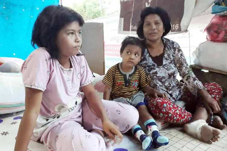Mawar (14) yang baru ditemukan ibunya, Subaini. Saat tsunami datang ia berusaja menyelamatkan 2 adiknya, Riski dan Nur Adiba.
