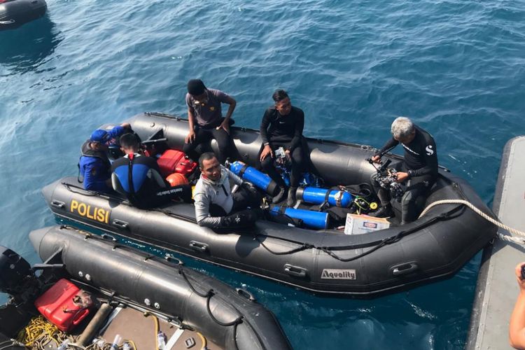 Tim penyelam dari Polisi Air Mabes Polri sedang bersiap melakukan penyelaman dalam proses pencarian pesawat Lion Air JT-610 di perairan Karawang, Jawa Barat, Rabu (31/10/2018). Kompas.com