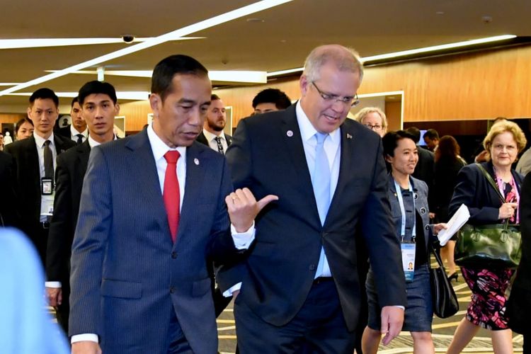 Presiden Joko Widodo dan Perdana Menteri Australia Scott Morrison sesaat sebelum pertemuan bilateral kedua negara di sela KTT ke-33 ASEAN, Singapura, Rabu (14/11/2018).