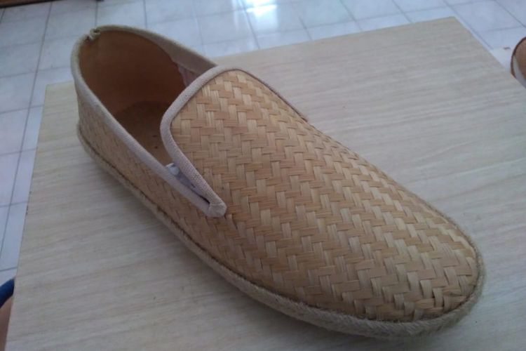 Sepatu produksi Pijakbumi menggunakan bahan dan cara pembuatan yang ramah lingkungan.