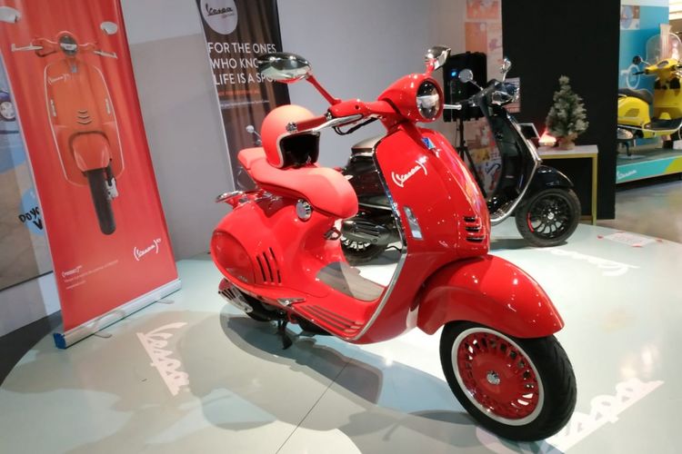 Vespa 946 RED limited edition milik Alvin Harsono, yang dipajang di dealer Vespa miliknya di Tunjungan Plaza V, Surabaya.  