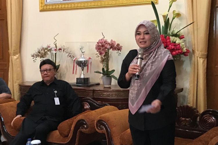 Bupati Pandeglang Irna Narulita saat bertemu dengan Menteri Dalam Negeri Tjahjo Kumolo, dalam rangka peninjauan pasca-bencana, di Kantor Bupati, Pandeglang, Banten, Jumat (28/12/2018). 