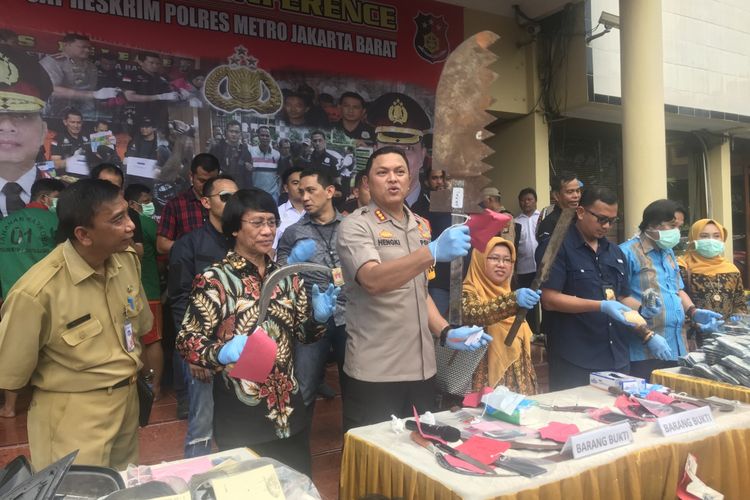 Kapolres Metro Jakarta Selatan, Kombes Hengki Haryadi menunjukan salah satu barang bukti yang digunakan geng motor Jakarta Barat beraksi