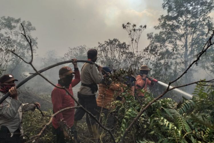 Tim Satgas Karhutla berjibaku mematikan titik api yang baru ditemukan di Kelurahan Terkul, Kecamatan Rupat, Kabupaten Bengkalis, Riau, Kamis (21/2/2019).