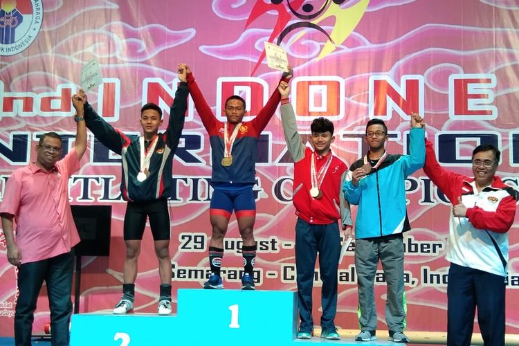 Lifter asal Malaysia Mohammad Aniq (tengah) meraih tiga medali emas untuk kelas 55 kg youth putra di The 2nd Indonesia International Weightlifting Championships di GOR Tri Lomba Juang, Semarang, Minggu (1/9//2019).