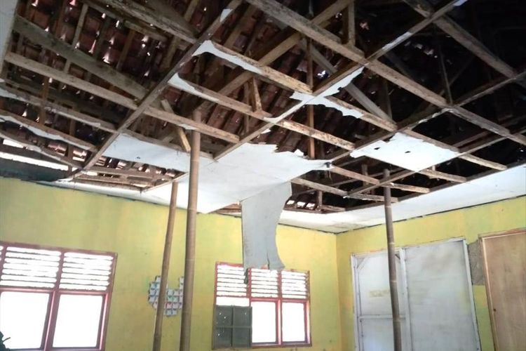 Kondisi bangunan SDN Jayamekar di Cianjur, Jawa Barat yang rusak akibat diguncang gempa Banten magnitudo 6,9 beberapa waktu lalu.