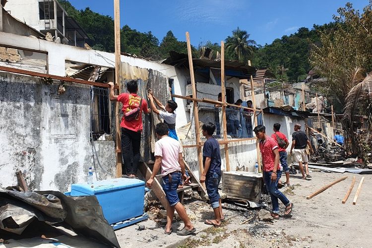 Warga Jayapura mulai bahu membahu membersihkan kerusakan yang terjadi disebabkan kerusuhan Jayapura pada 29 Agustus lalu, di Kota Jayapura, Papua, Sabtu (31/8/2019)