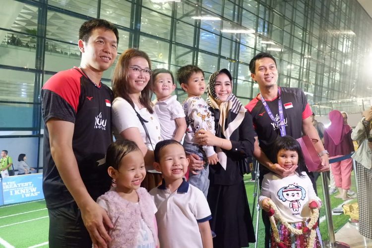 Pasangan ganda putra Indonesia, Mohammad Ahsan/Hendra Setiawan, berfoto dengan keluarga mereka saat penyambutan di Bandara Soekarno-Hatta, Tangerang, Selasa (27/8/2019).
