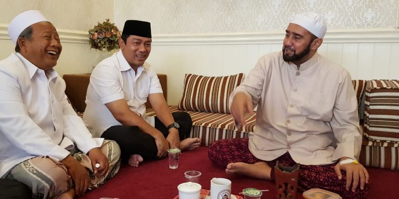 Wali kota Semarang Hendrar Prihadi (tengah) sedang berbincang-bincang dengan ?Habib Syech bin Abdul Qadir Assegaf (kanan).