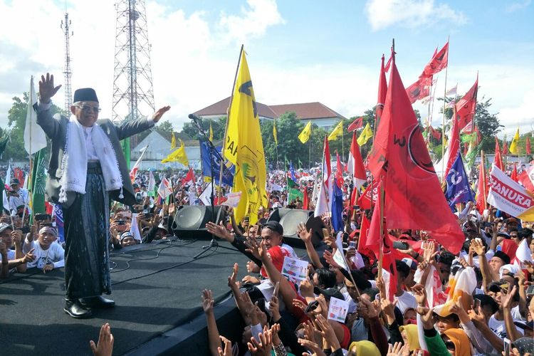 Calon wakil presiden nomor urut 01 Maruf Amin berkampanye terbuka di Lapangan Selong, Lombok Timur, Selasa (1/4/2019). 