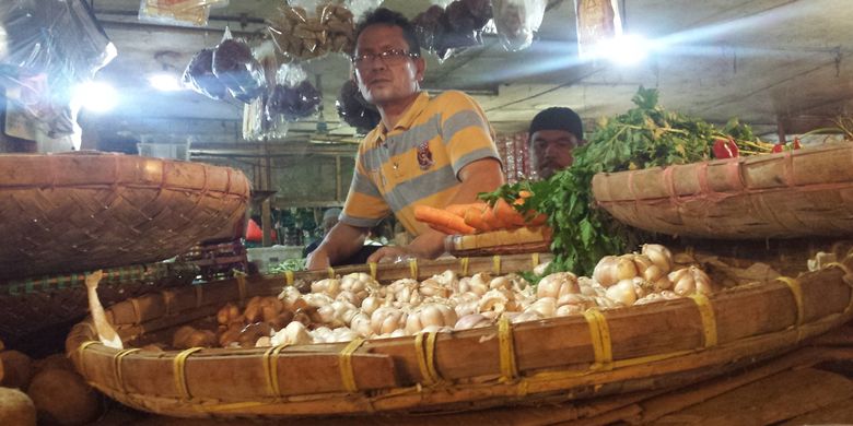 Harga komoditas bawang putih di Cianjur, Jawa Barat saat ini terus merangkak naik sejak awal Ramadhan dan kini sudah menembus Rp100 ribu per kilogram.