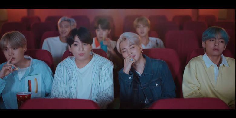 Para member BTS dalam video musik terbaru mereka berjudul Lights.