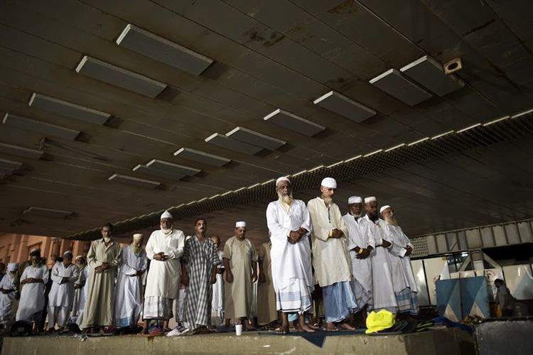 Berpakaian tak pantas dan berbau badan saat mendatangi masjid di Arab Saudi di masa mendatang bakal dikenai sanksi denda.