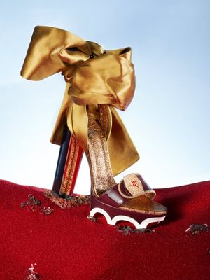 Sepatu Chritian Louboutin yang terinspirasi karakter Rose Tico.