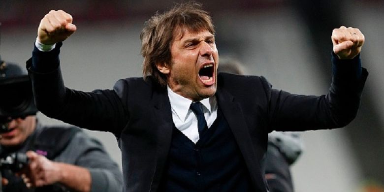 Manajer Chelsea, Antonio Conte, membalas dukungan suporter di Stadion London seusai laga Premier League kontra West Ham United, Senin (6/3/2017). 