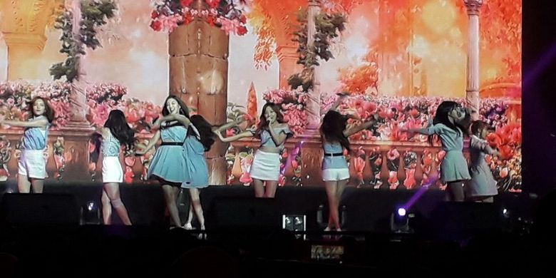 Girl group asal Korea Selatan Lovelyz tampil di acara K-Pop Concert Indonesia 2018 di The Hall Kasablanka, Jakarta Selatan pada Sabtu (6/10/2018).