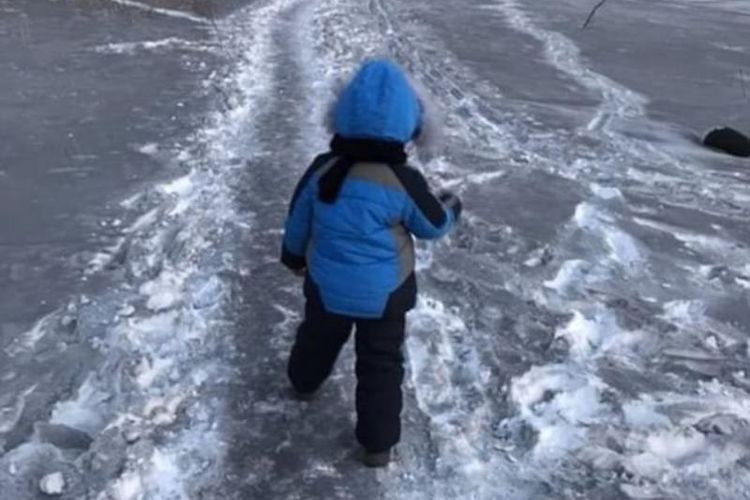 Salju berwarna hitam menutupi sebuah ruas jalan di kota Termitau, Kazakhstan.