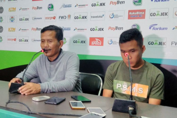 Pelatih PSMS Medan Djadjang Nurdjaman (kiri) dan Erwin Ramdani.