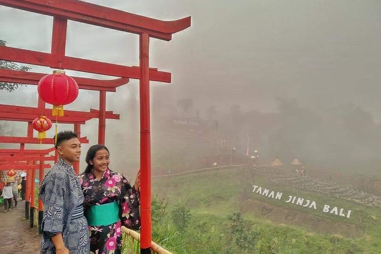 Wisatawan berfoto di Taman Jinja Karangasem, Bali.