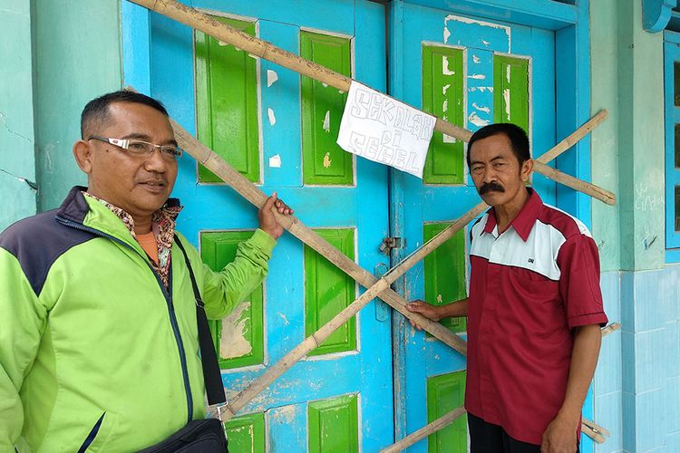 Penyegelan sekolah negeri di Pamekasan oleh pemilik lahan, Kamis (20/9/2018). Pemilik lahan menuntut kepada pemerintah agar segera diangkat menjadi PNS.