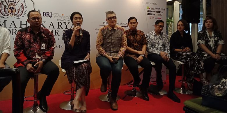 Konferensi pers Mahakarya Borobudur 2018: Indonesia Berkain di restoran Meradelima, Jakarta Selatan, Rabu (21/3/2018) dengan sejumlah desainer tanah air dan pihak yang terlibat.