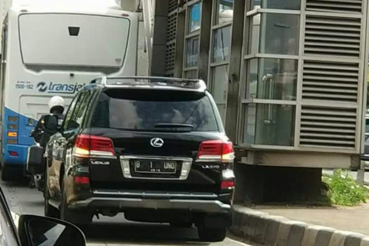 Mobil berpelat B 1 UNO menerobos jalur transjakarta ramai diperbincangkan di media sosial. 