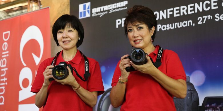 Noriko Gunji (kiri) President and CEO Canon Singapore, Pte. Ltd. dan Merry Harun Canon Division Director, pt. Datascrip berfoto bersama saat peluncuran kamera Canon EOS 6D Mark II di Pasuruan, Jawa Timur, Rabu (27/9/2017).  Canon melalui distributor PT Datascrip secara resmi memasarkan kamera DSLR terbaru dari seri EOS 6D, yaitu EOS 6D Mark II di Indonesia. 