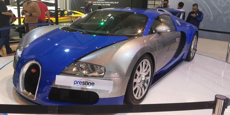 Bugatti Veyron yang dipajang di stan Prestige saat hari ketiga penyelenggaraan Indonesia Internatuonal Motor Show (IIMS) 2018 di JIExpo, Kemayoran, Jakarta, Sabtu (21/4/2018).