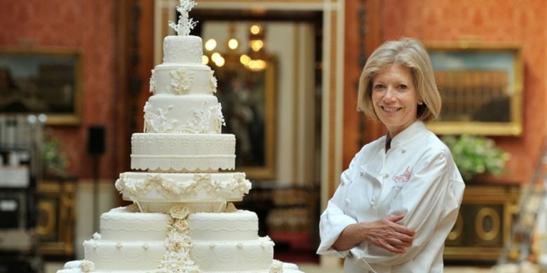 Fiona Cairns berdiri di sebelah kreasinya yaitu kue pernikahan Pangeran William dan Kate pada tahun 2011. Getty Images/WPA Pool 