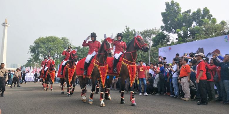 Pasukan berkuda Kepolisian RI dalam parade Momo Asian Para Games 2018 di Monas, Jakarta Pusat, Minggu (23/9/2018).