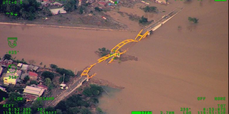 Jembatan Kuning Ponulele yang rubuh akibat tsunami pascagempa bumi yang melanda Kota Palu dan Kabupaten Donggala, Jumat (28/9/2018). 