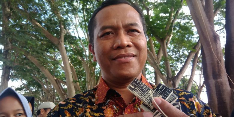 Seorang pengunjung menunjukkan mata uang Jonge yang digunakan untuk berbelanja di Pasar Digital Telaga Jonge, Semanu, Gunungkidul, DI Yogyakarta, Jumat (26/10/2018).