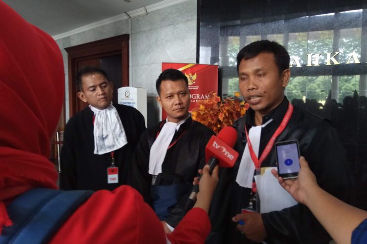 Pengacara, Rangga Lukita (tengah) dan Ahmad Khozinudin (kanan) ditemui usai sidang uji materi terkait Perppu Ormas yang digelar di Mahkamah Konstitusi (MK), Jakarta, Kamis (12/10/2017).