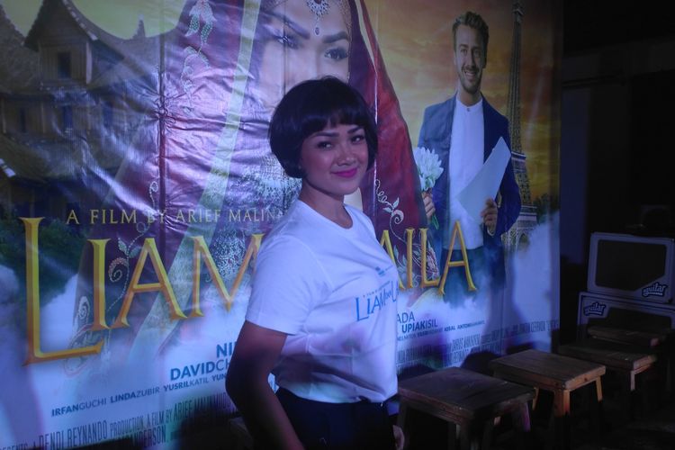 Nirina Zubir diwawancara lagi sesudah jumpa pers film Liam dan Laila di kawasan Tebet, Jakarta Selatan, Rabu (12/9/2018). 