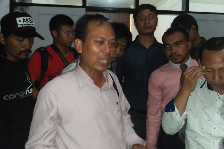 Kuasa hukum MM, Muhammad Munif Ridwan (tengah) saat memberikan keterangan kepada para wartawan di kantor Kejari Gresik.