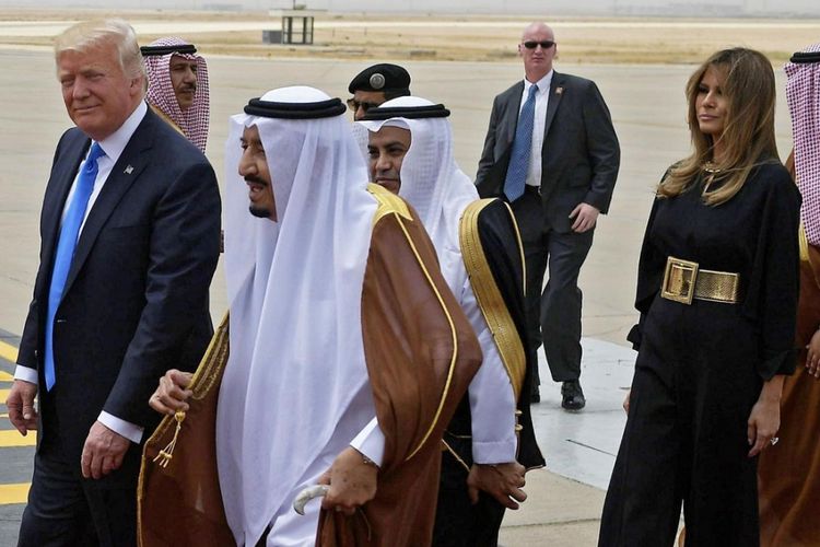 Presiden AS, Donald Trump, disambut Raja Arab Saudi, Salman bin Abdulaziz, saat mendarat di Bandara Internasional Raja Khalid di Riyadh, Sabtu (20/5/2017).