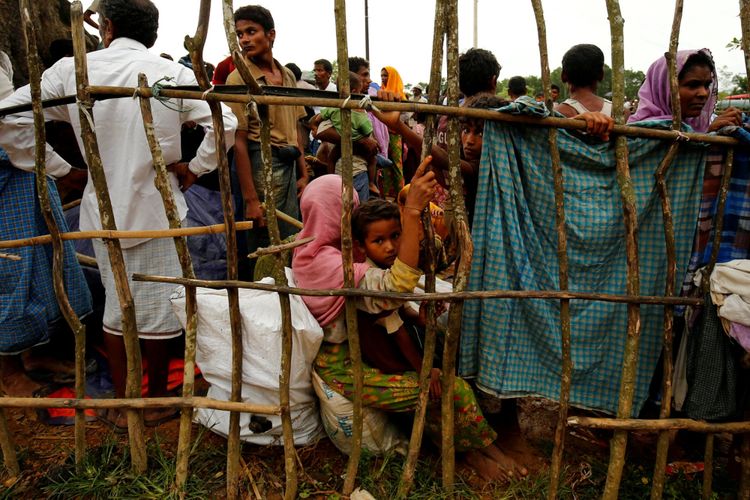 Pengungsi baru Rohingya menunggu memasuki kamp pengungsi sementara Kutupalang, di Cox Bazar Bangladesh, Rabu (30/8).
