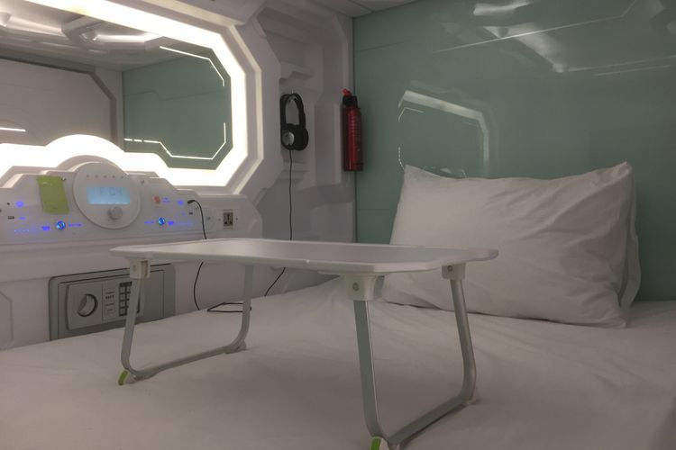 Interior dan fasilitas yang terdapat di dalam unit Whiz Capsule Hotel di Trawas, Mojokerto.