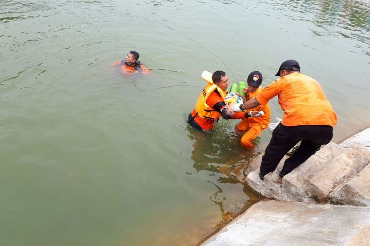 Regu penyelamat evakuasi  Inamul Hasan bin Nur Azirin (8) dari dasar embung Patemon, di Kelurahan Gunungpati, Kota Semarang, Minggu (17/12/2017) pagi.