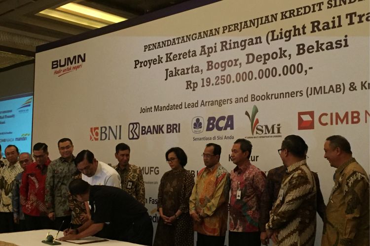 Suasana penandatanganan kontrak pinjaman PT KAI dengan 12 bank sindikasi untuk proyek LRT Jabodebek Rp 19,25 triliun di Grand Ballroom Hotel Kempinski, Jakarta Pusat, Jumat (29/12/2017). 