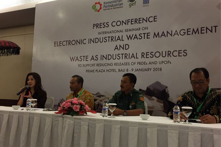 Para pembicara dalam seminar internasional tentang limbah industri elektronik yang diadakan Kementerian Perindustrian bersama UNDP di Sanur, Bali, Senin (8/1/2017). Turut dihadiri (dari kiri ke kanan) Ketua Umum Asosiasi Daur Ulang Plastik Indonesia Christine Halim, Kepala Badan Penelitian dan Pengembangan Industri Kemenperin Ngakan Timur Antara, Kepala Bappeda dan Litbang Provinsi Bali I Putu Astawa, dan Assistant Country Director UNDP Budhi Sayoko. 