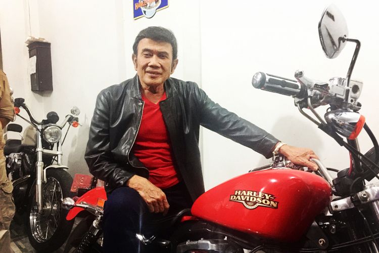 Rhoma Irama dapat saweran berupa motor gede Harley Davidson saat konser di Binuang Kabupaten Tapin, Kalsel, Sabtu (17/2/2018) malam.
