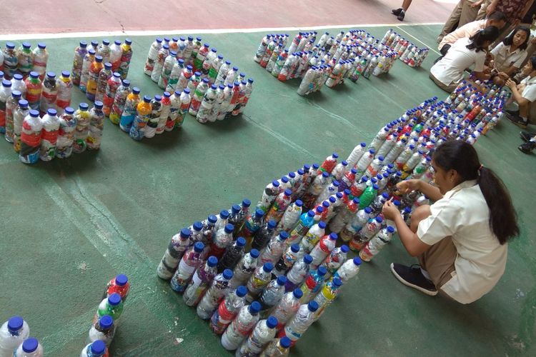 Siswa SMA Katolik Hikmah Mandala sedang membuat huruf yang terbuat dari rangkaian ecobrick, yaitu penanganan sampah plastik dengan menguncinya di dalam botol plastik bekas, Rabu (21/2/2018).