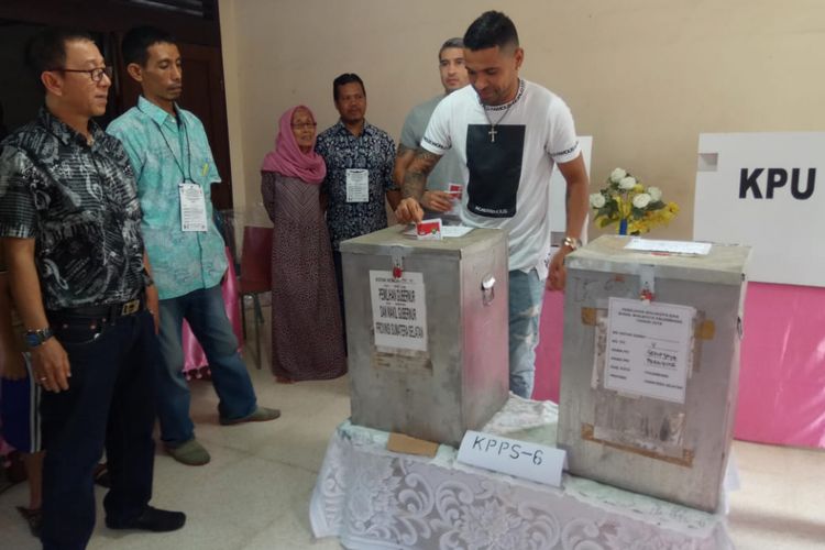Pemain Sriwijaya FC Alberto Goncalves memberikan hak suaranya sebagai warga negara Indonesia dalam pemilihan Wali Kota Palembang dan Gubernur Sumatera Selatan.