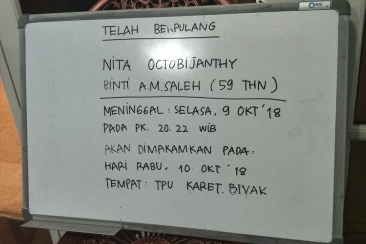 Papan pengumuman kematian istri aktor komedi Indro Warkop, Nita Octobijanthy, di rumah duka Jalan Kayu Putih Tengah, Jakarta Timur, Selasa (9/10/2018).