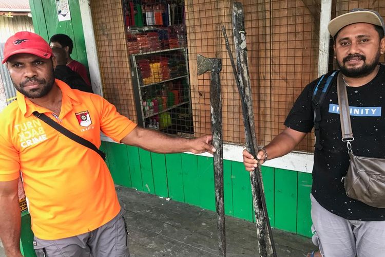 Tim investigas gabungan menemukan beberapa senjata tajam yang dibawa oleh massa ketika mengamuk di Distrik Fayit, Kabupaten Asmat, Papua (29/05/2019)