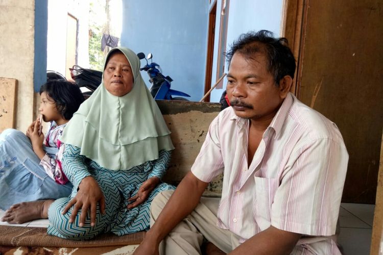Atmi (Kiri) dan Epan (kanan), orang tua Ryan korban tabrak lari di Lengkong Karya, Serpong, Tangerang Selatan.