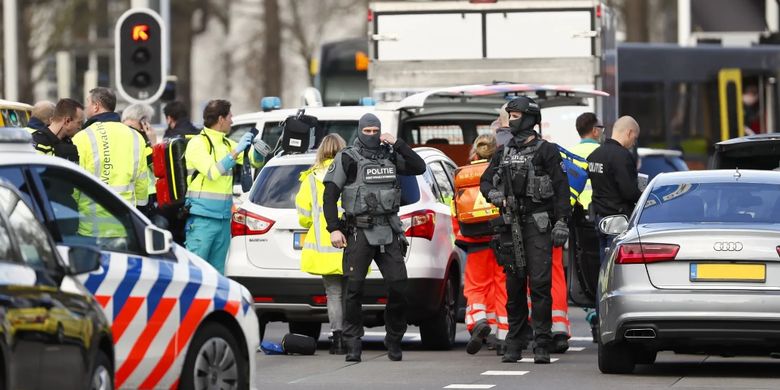 Polisi dan paramedis berjaga di lokasi kejadian penembakan trem di Utrecht, Belanda, Senin (18/3/2019).